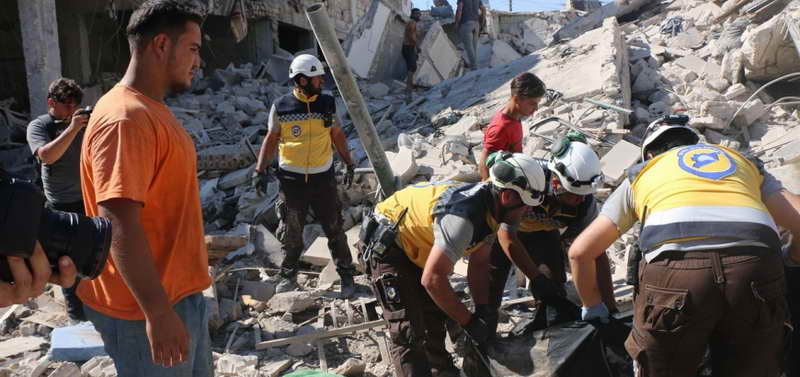 فرق الدفاع المدني تحاول انقاذ ضحايا القصف