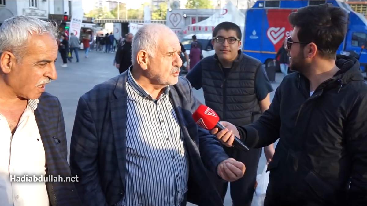 مسن تركي يدافع عن السوريين